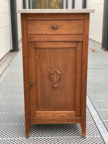 Mooi houten kast met marmer blad beschikbaar voor biedingen