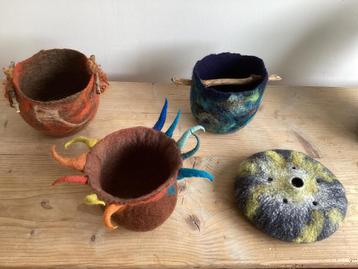 Deco vaas handgevilt met merino lontwol beschikbaar voor biedingen