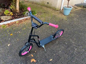 Step met roze accenten beschikbaar voor biedingen