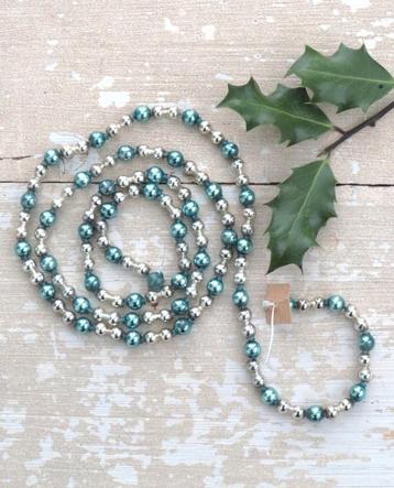 Oude glazen kralenketting zilver – blauw (Kerst) beschikbaar voor biedingen