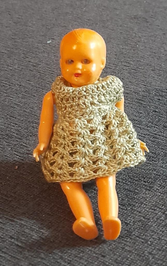 Klein Vintage meisjespopje, Verzamelen, Poppen, Gebruikt, Pop, Ophalen of Verzenden