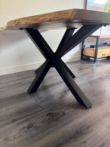 Acacia Boomstam Eettafel Spinpoten beschikbaar voor biedingen
