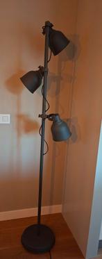 Staande lamp van Ikea, Huis en Inrichting, Lampen | Vloerlampen, Ophalen, Zo goed als nieuw, Metaal, 150 tot 200 cm