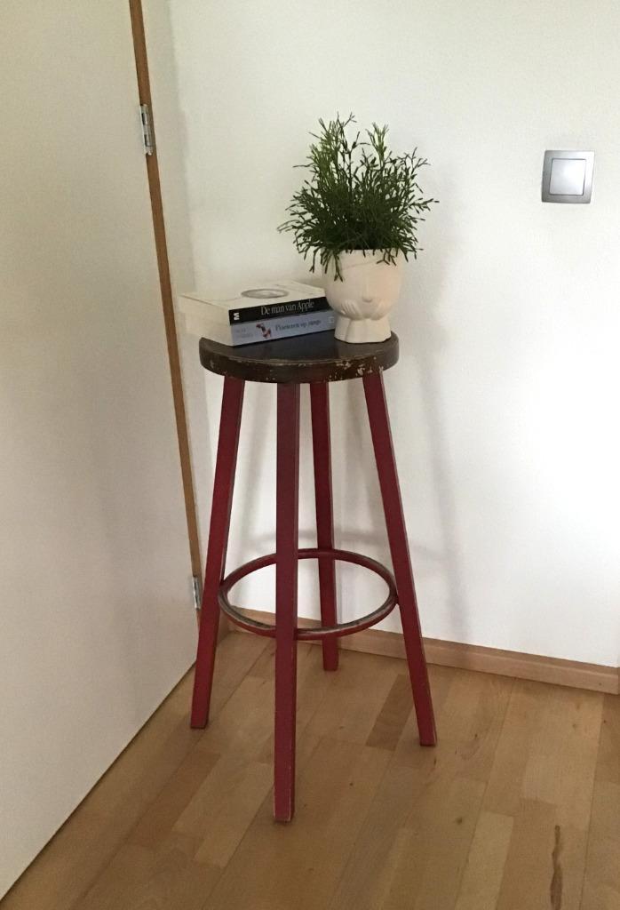 Vintage barkruk metaal of plantentafeltje, Huis en Inrichting, Barkrukken, Gebruikt, 60 tot 90 cm, Hout, Metaal, 1 kruk, Met voetsteun