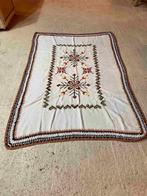 Vintage tafelkleed geborduurd met gehaakte rand 150/102, Huis en Inrichting, Tafelkleden, Gebruikt, Etten-Leur, Djt@dejuistetoon.eu