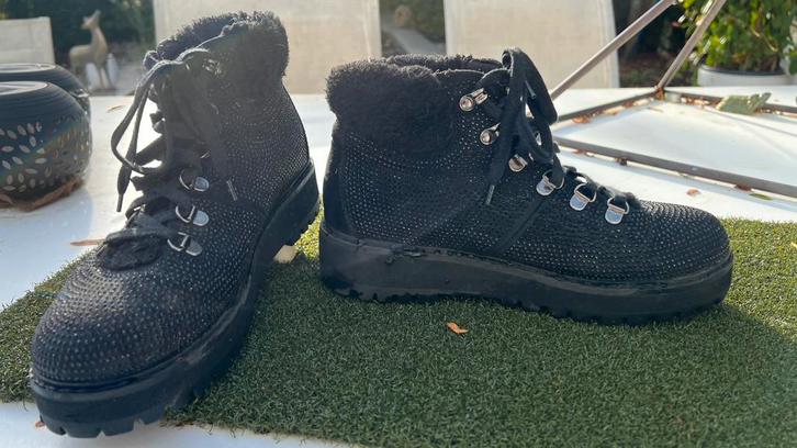 Met glitter bedekte zwarte schoen met bontje 39, Kleding | Dames, Schoenen, Zo goed als nieuw, Overige typen, Zwart, Ophalen of Verzenden