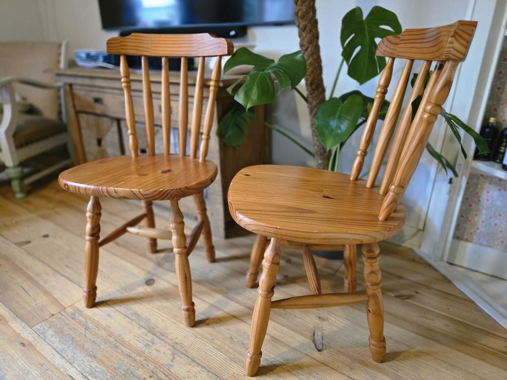 Grenen keukenstoelen - Landelijke stijl, Huis en Inrichting, Stoelen, Ophalen, Gebruikt, Twee, Bruin