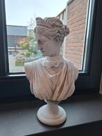 Stenen beeld van een vrouw, Ophalen