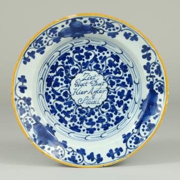 18e eeuws Delfts aardewerken bordje, unieke tekstdecoratie beschikbaar voor biedingen