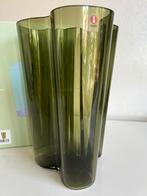 Nieuw in Doos Iittala Alvar Aalto Savoy Vaas Mosgroen H 25,1, Huis en Inrichting, Woonaccessoires | Vazen, Overige kleuren, Nieuw