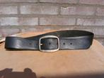 Zwarte matleren riem met metalen sluiting, Kleding | Heren, Riemen en Ceinturen, Verzenden, 105 tot 115 cm, Riem of Ceintuur, Gedragen