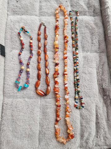 Kettingen van edelstenen beschikbaar voor biedingen