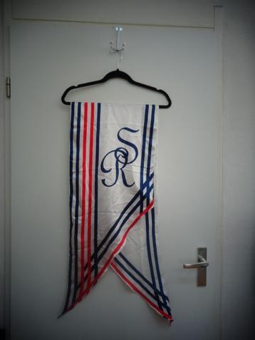 Vintage langwerpige, puntige sjaal, wit met blauw en rood. beschikbaar voor biedingen