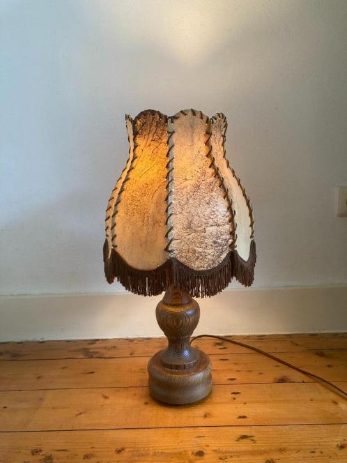 Houten tafellamp varkensblaas lampenkap franjes kalfsleer, Huis en Inrichting, Lampen | Tafellampen, Gebruikt, Ophalen of Verzenden