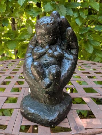 Lief beeldje van baby in hand van Parastone geborgenheid beschikbaar voor biedingen