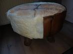 Grote poef/ kruk met geitenvacht., Huis en Inrichting, Ophalen, Rond, 50 tot 75 cm, 50 tot 75 cm