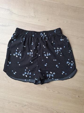 Pieces korte broek maat S / 36 , elastische taille beschikbaar voor biedingen