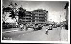 Nederlandsch Indië, Bandoeng, Fotokaart straatgez.met auto's, Verzamelen, Ansichtkaarten | Buitenland, Verzenden, 1940 tot 1960