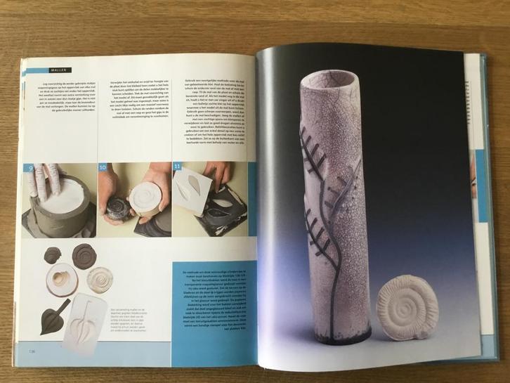 Handgevormd Keramiek Boek - Jacqui Atkin, Boeken, Hobby en Vrije tijd, Zo goed als nieuw, Kleien en Boetseren, Ophalen of Verzenden