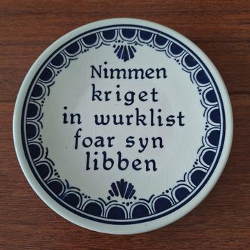 Delfts blauw bordje 19,5 cm Friese spreuk 'Nimmen kriget' beschikbaar voor biedingen