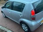 Daihatsu Sirion 1.0 51KW 2008 Grijs ✅, Voorwielaandrijving, Stof, Sirion, Handgeschakeld
