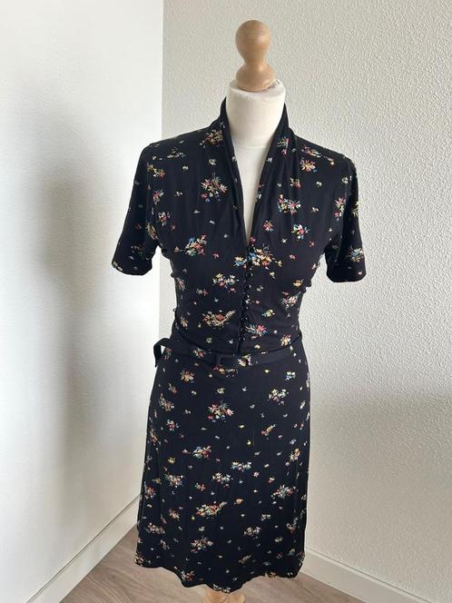 King Louie maat L bloemen zwart emmy jurkje 2302, Kleding | Dames, Jurken, Zo goed als nieuw, Maat 42/44 (L), Zwart, Knielengte