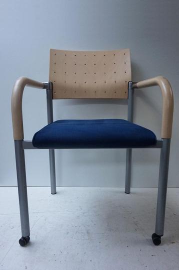 5 vintage eetkamerstoelen in de Memphis stijl beschikbaar voor biedingen