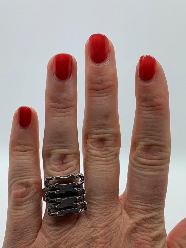 Z111 Prachtige zilveren brutalist ring maat 18, Sieraden, Tassen en Uiterlijk, Ringen, Zo goed als nieuw, Dame, 18 tot 19, Zilver