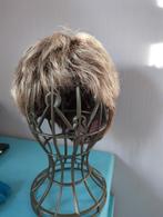 Pruik - Niet van echt te onderscheiden, donkerblond, kort, Sieraden, Tassen en Uiterlijk, Ophalen of Verzenden, Zo goed als nieuw