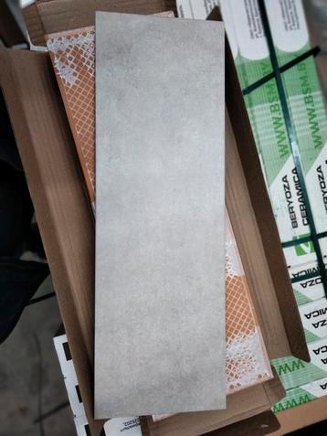 Licht grijze keramische wandtegels 75x25 (partij prijzen) beschikbaar voor biedingen
