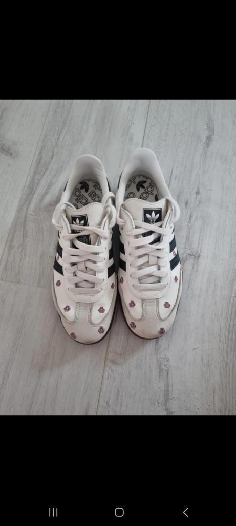 Adidas Samba Wit met Bloemen - Maat 38 2/3, Kleding | Dames, Schoenen, Zo goed als nieuw, Sneakers of Gympen, Wit, Ophalen of Verzenden