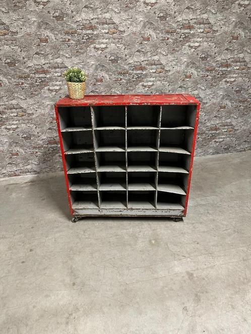 Industrieel vintage schoenenrek op wielen nr.1044, Huis en Inrichting, Kasten | Stellingkasten, Nieuw, Ophalen of Verzenden