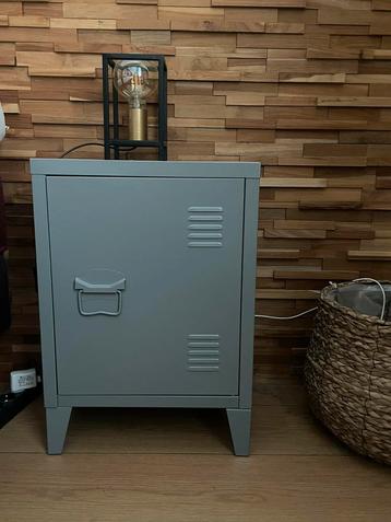 Nachtkastje (lockermodel) beschikbaar voor biedingen