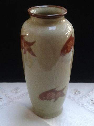 Chinese VAAS ~ CELADON Keramiek ~ Afbeelding VISSEN ~ H 20cm beschikbaar voor biedingen