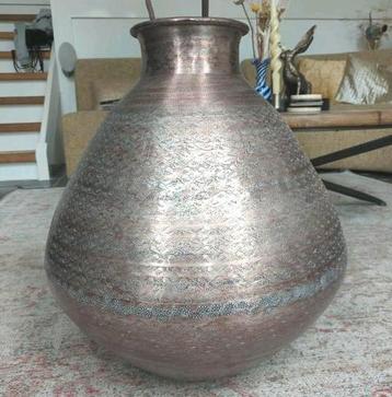 Grote koperkleurige vaas - 54 cm hoog beschikbaar voor biedingen
