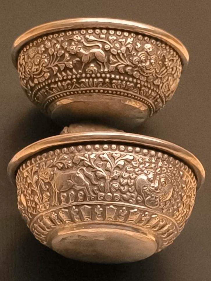 Balinese gedreven en gebeitelde zilveren offerschalen, Antiek en Kunst, Antiek | Goud en Zilver, Ophalen of Verzenden