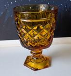 Vintage geperst wijnglas op voet geel, Glas of Glazen, Ophalen of Verzenden, Overige stijlen, Glas
