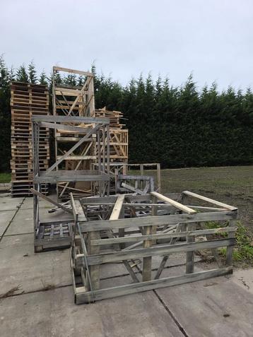 Pallets en houten kratten, mooi voor de kachel. Gratis beschikbaar voor biedingen
