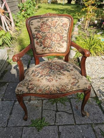 Antieke fauteuil met bloemmotief beschikbaar voor biedingen