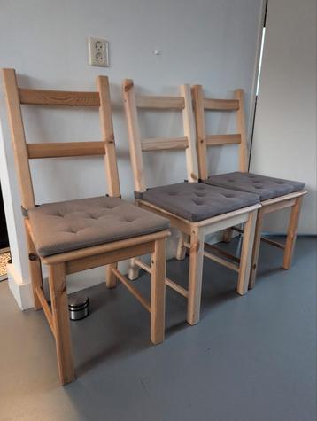 3 houten stoelen met stoelkussens beschikbaar voor biedingen