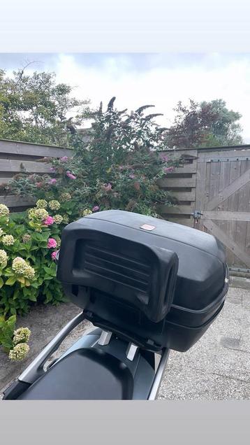 Topkoffer met zitje beschikbaar voor biedingen