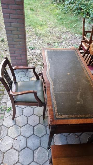 Antiek houten bureau of schrijftafel met stoel