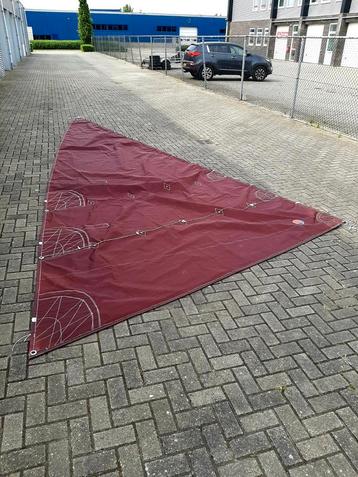 Grootzeil bruin beschikbaar voor biedingen