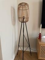 Tripod vloerlamp woodrow van rotan inclusief lampje, Huis en Inrichting, Lampen | Vloerlampen, Ophalen of Verzenden, Zo goed als nieuw