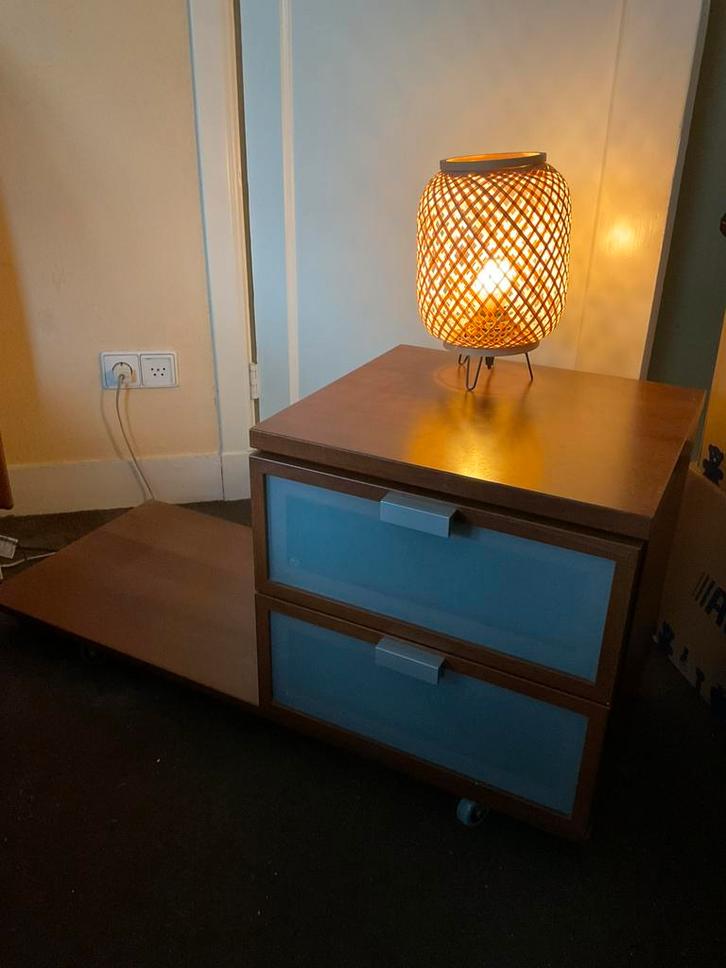 Nachtkastjes Ikea serie Hopen donkerbruin 2 stuks op wielen, Huis en Inrichting, Slaapkamer | Nachtkastjes, Gebruikt, Minder dan 55 cm