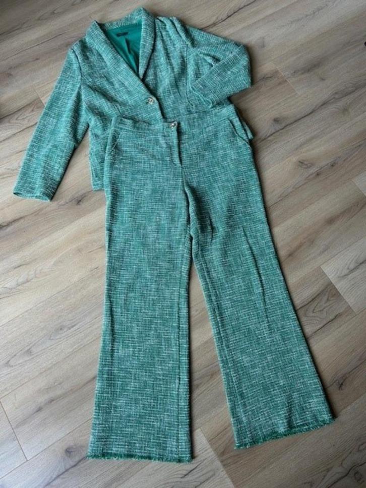 Groen bouclette broekpak Caroline Biss Mt 44, Kleding | Dames, Jasjes, Kostuums en Pakken, Zo goed als nieuw, Kostuum of Pak, Maat 42/44 (L)