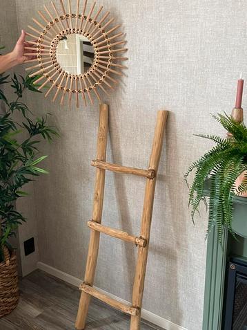 Mooie , nette houten decoratie ladder en boho spiegel beschikbaar voor biedingen