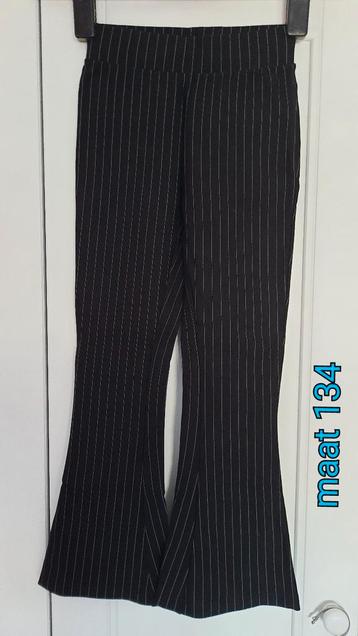 Zwarte flared pantalon broek met krijtstreepje sjiek mt 134 beschikbaar voor biedingen