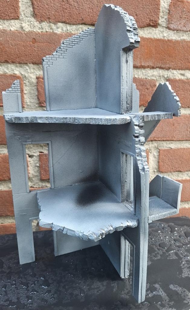 Deel kapot geschoten (flat)gebouw - huidige tijd -resin 1/35, Hobby en Vrije tijd, Modelbouw | Figuren en Diorama's, Zo goed als nieuw