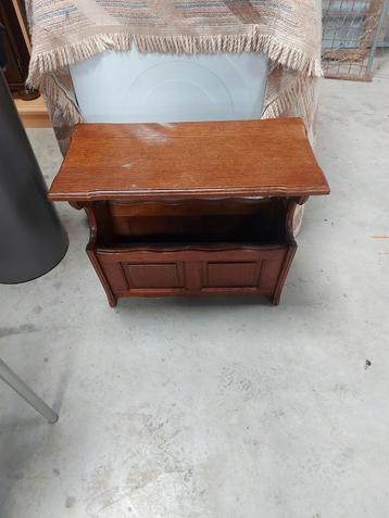 Eikenhouten Krantenbak / Lectuurtafel beschikbaar voor biedingen